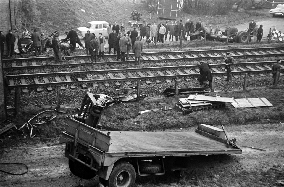 Vrachtwagen van viaduct gestort op spoorbaan, Bestanddeelnr 922-1935