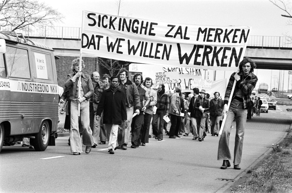 VMF-werknemers in Velzen demonstreren tegen dreigende sluiting VMF-ers onderweg, Bestanddeelnr 929-1493