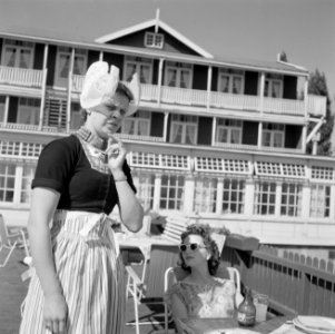 Volendam Een medewerkster van Hotel Spaander bedient in klederdracht klanten op, Bestanddeelnr 254-3992