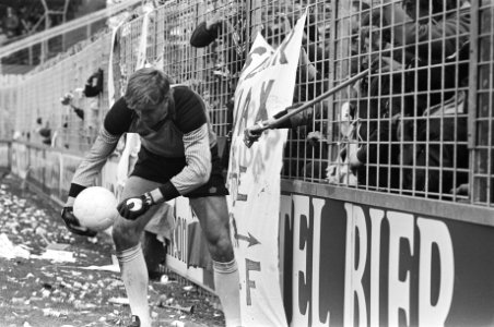 Voetbal Ajax tegen FC Utrecht 1-0. Van Breukelen (keeper) krijgt klappen met sto, Bestanddeelnr 932-1349