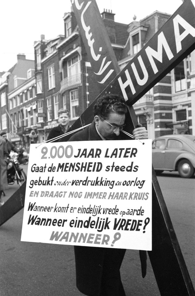 Vredeskruistocht door Edmond Khayat . Tocht door Den Haag, Bestanddeelnr 913-2687