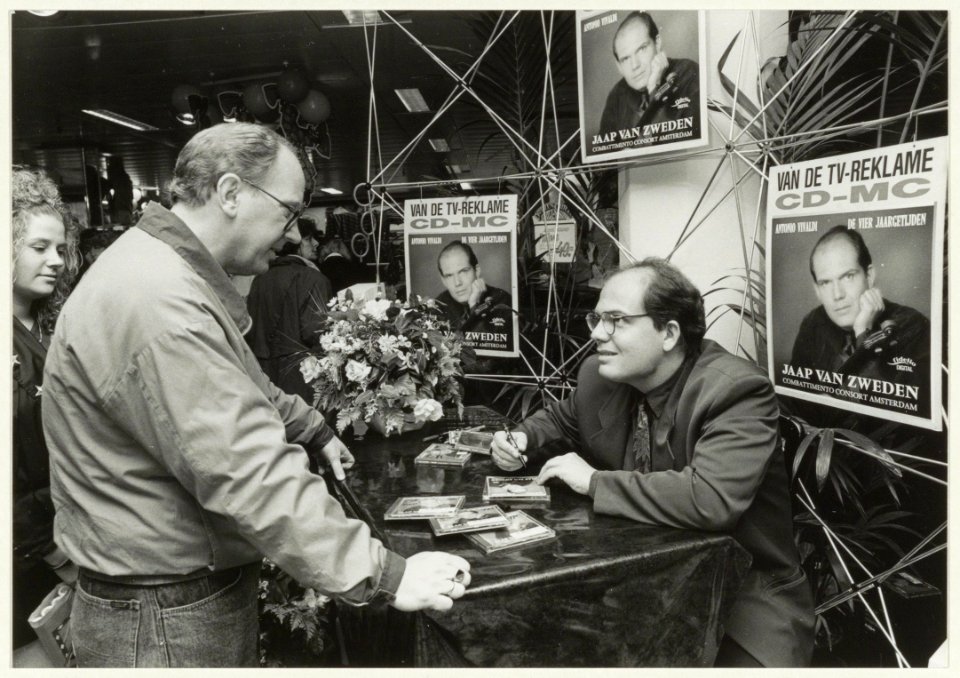 Verwulft, Vroom & Dreesmann. Jaap van Zweden signeerde zijn nieuwe CD. NL-HlmNHA 54031973