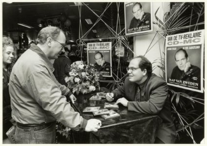 Verwulft, Vroom & Dreesmann. Jaap van Zweden signeerde zijn nieuwe CD. NL-HlmNHA 54031973