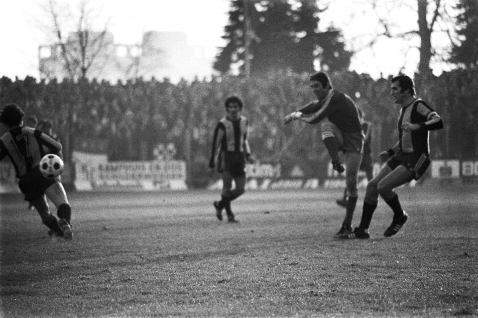 Volendam tegen AZ67 2-1, spelmomenten, en Van Doorn op tribune, Bestanddeelnr 929-4877
