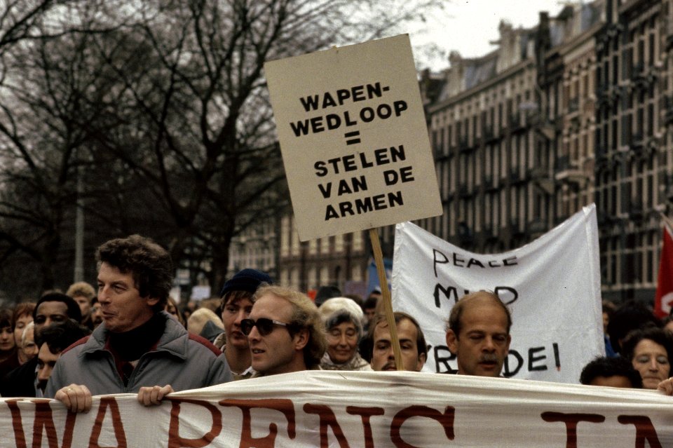 Vredesmars in Adam door plm350.000 mensen tegen de kernbewapening Wim Kok, Scho, Bestanddeelnr 253-8625