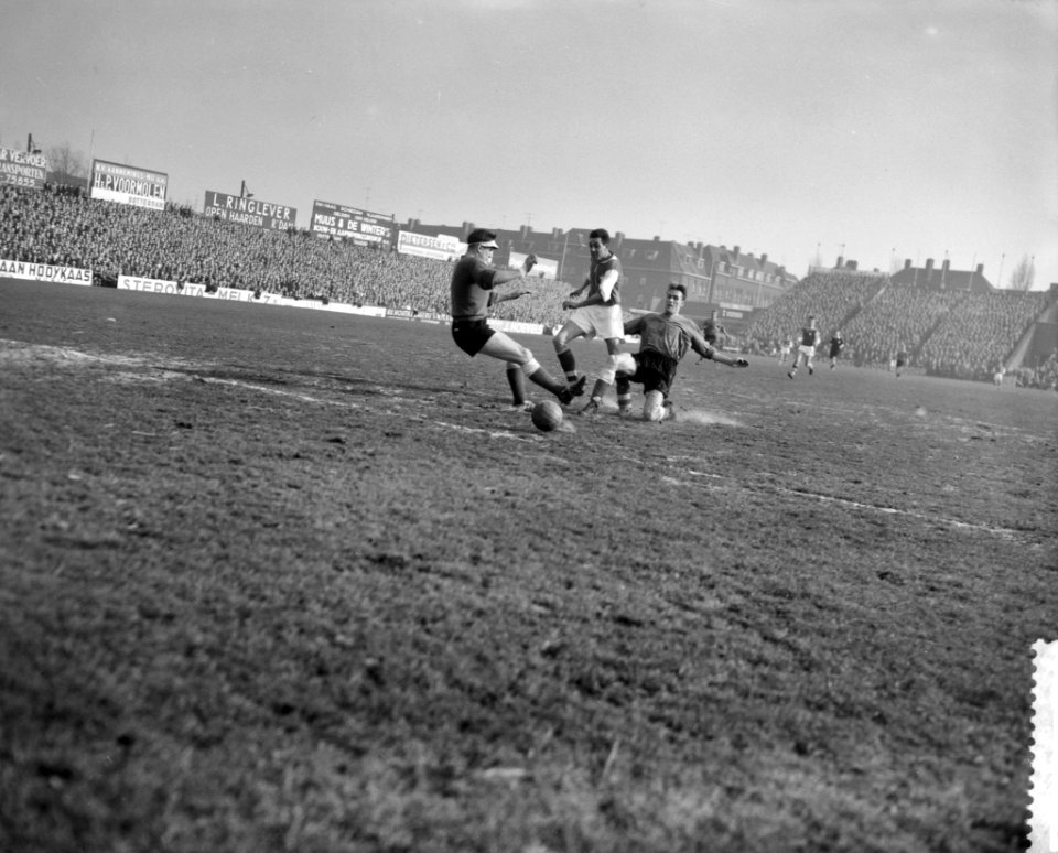 Voetbal Sparta tegen MVV 3-0, v.l.n.r. Vrijholt(MVV) Toenaar(MVV) en Van Ede (Sp, Bestanddeelnr 910-1873