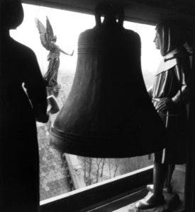 Vredesengel bij de klok op het Rijksmuseum, Bestanddeelnr 904-8702