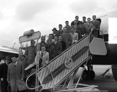 Voetbal vertrek Nederlands elftal Schiphol naar Zweden, Bestanddeelnr 906-4692