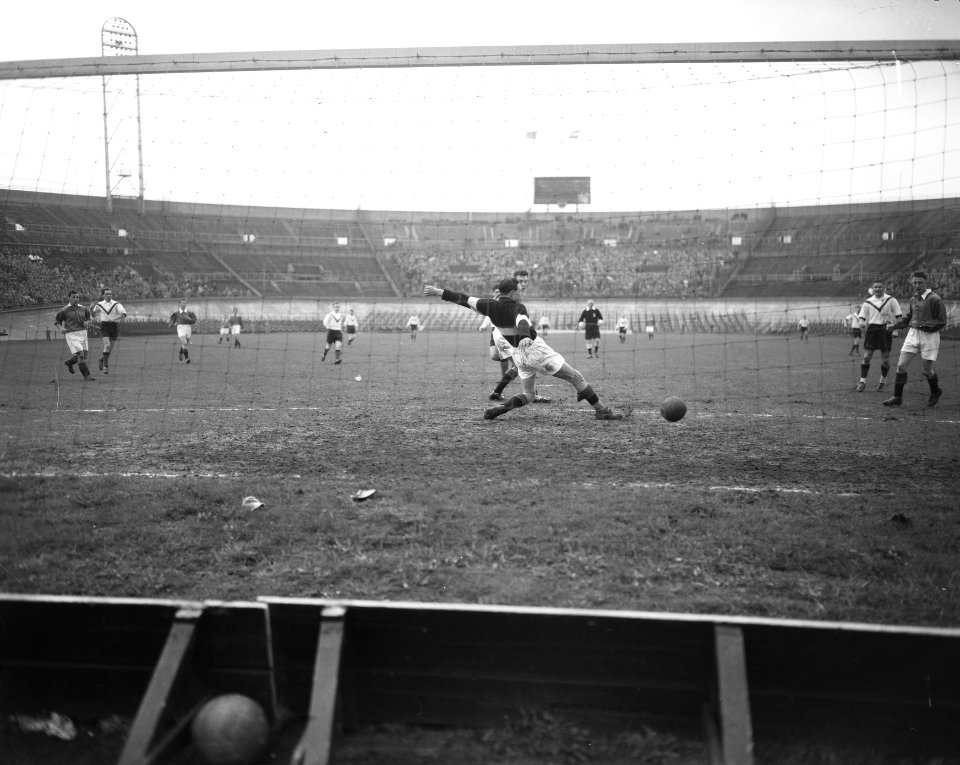Voetbal Amsterdam tegen ADO 3-5, Bestanddeelnr 907-6894