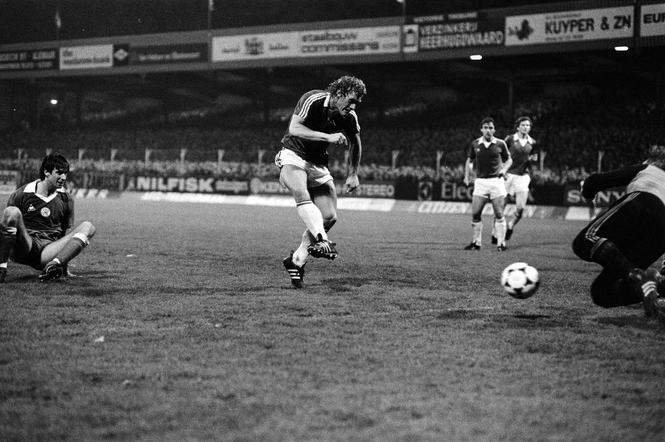 Voetbal AZ67 tegen Ajax 0-1, 9 aanval van Hugo Hovenkam 10 en 11 aanval van Kees Kist, Bestanddeelnr 931-4272