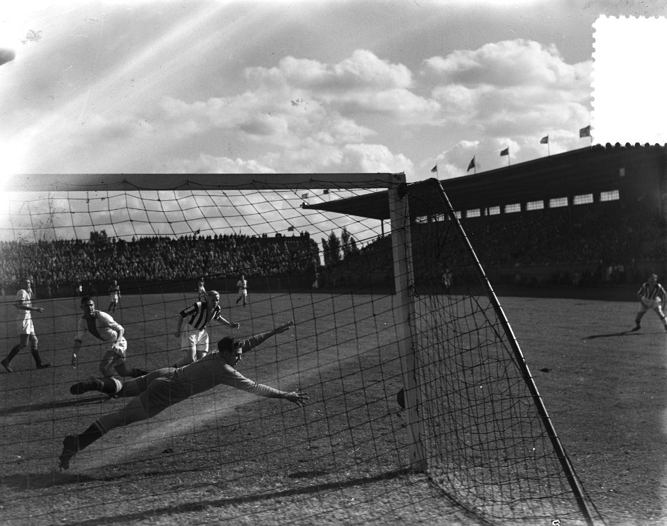 Voetbal Ajax tegen Heracles (1-0). Spelmoment, Bestanddeelnr 905-3347