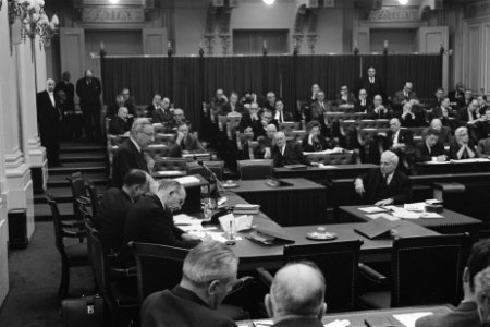 Vragen aan de Ministers van Buitenlandse Zaken en Financien in Tweede Kamer . Nr, Bestanddeelnr 914-9257
