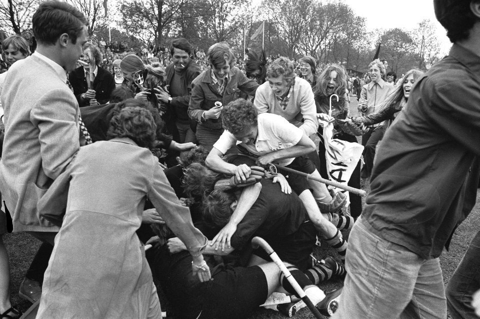 Vreugde bij spelers en supporters van kampioen HTCC na afloop van de wedstrijd, Bestanddeelnr 924-5598