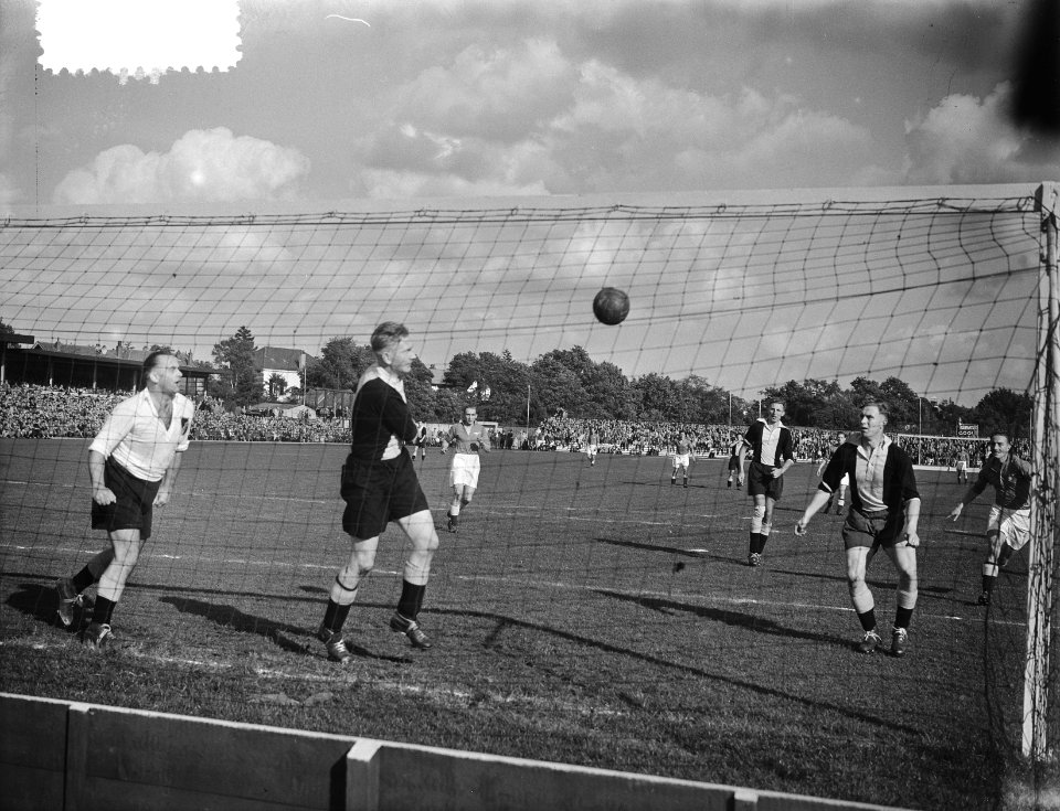 Voetbal 't Gooi tegen Stormvogels (0-0). Spelmoment, Bestanddeelnr 905-3342