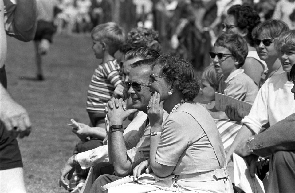 Voetbal op Paleis Soestdijk Koninklijke familie langs de lijn, Bestanddeelnr 910-4942