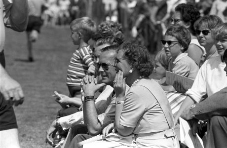 Voetbal op Paleis Soestdijk Koninklijke familie langs de lijn, Bestanddeelnr 910-4942