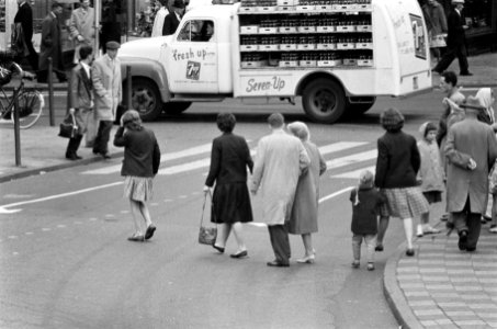 Voetgangers in Amsterdam lopen naar de zebrapaden, Bestanddeelnr 911-5516 photo