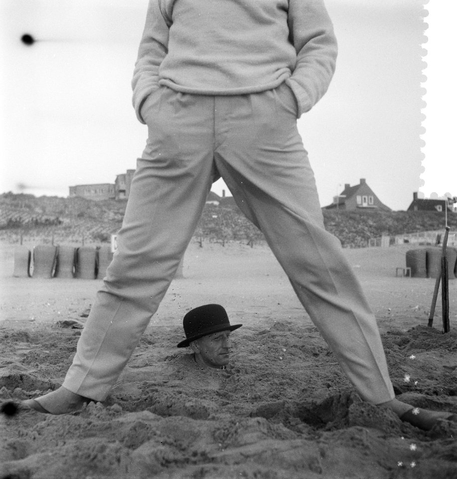 Vreemde situatie aan het Nederlandse strand, man met hele lichaam in het zand, Bestanddeelnr 910-3945