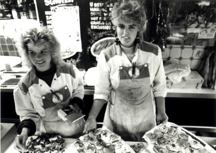 Vrijdagmiddag was personeel van Zeevishandel Waasdorp al druk bezig met het opmaken van schalen met zalm-, garnalen-, huzaren- en kreeftensalades en hors d'oeuvres. Aangekocht van United Photos de Boe