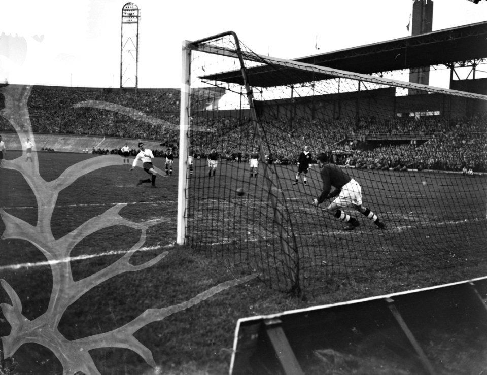 Voetbal Nederlands Elftal tegen Chelsea 2-2, Van Roess in duel met keper Thomson, Bestanddeelnr 907-1285