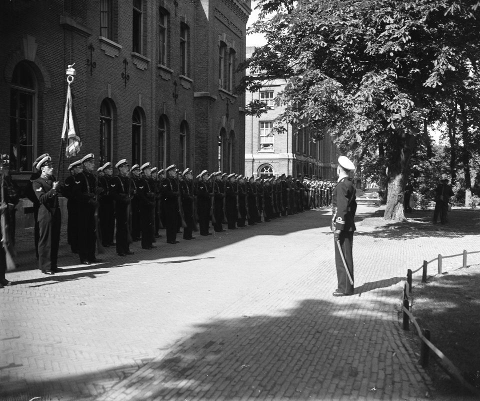 Vlootschouw voor prinselijk paar Den Helder. Korps Adelborsten staat met vaandel, Bestanddeelnr 902-8160