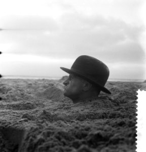 Vreemde situatie aan het Nederlandse strand, man met hele lichaam in het zand, Bestanddeelnr 910-3947
