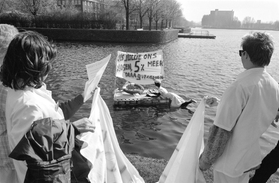 Vlot met spandoek en pop (verpleegkundige) op het water, Bestanddeelnr 934-4308