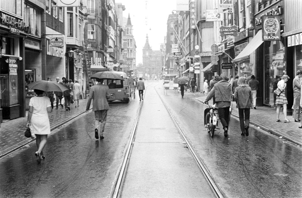 Voetgangers in Leidsestraat te Amsterdam na afsluiting voor verkeer, Bestanddeelnr 924-7682