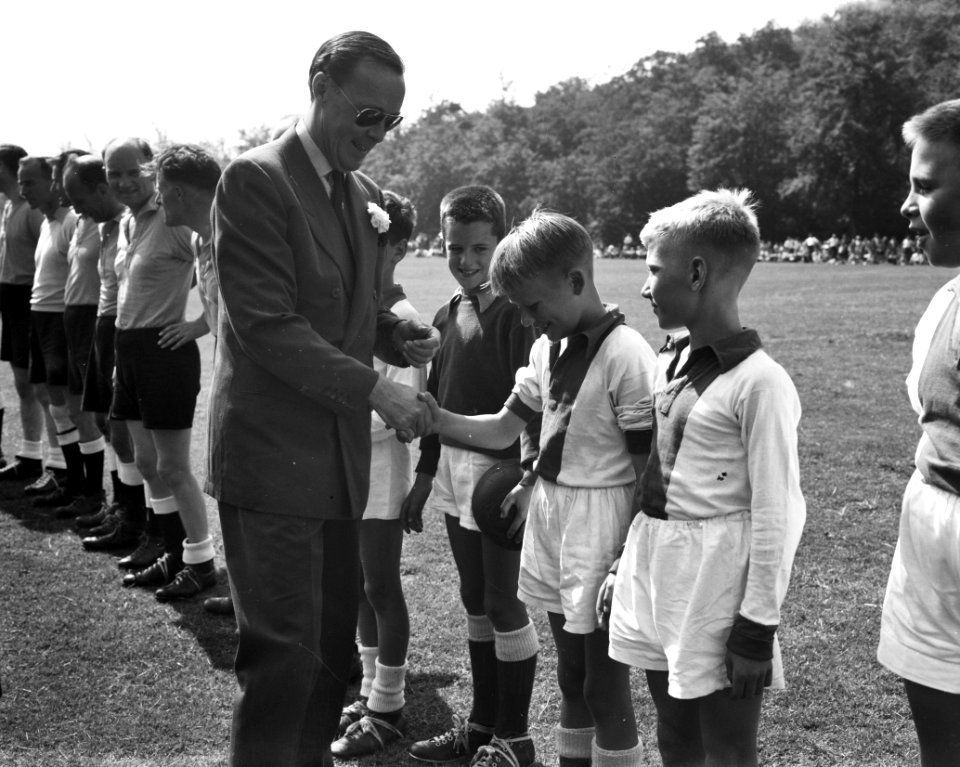 Voetbal Paleis Soestdijk (opdracht Tubantia) Prins Bernhard met jeugdvoetballers, Bestanddeelnr 910-4945