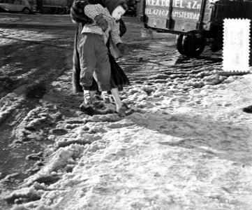 Voetgangers in modder en sneeuw (benen), Bestanddeelnr 906-9497