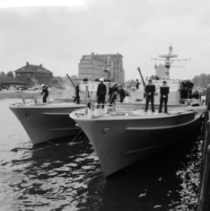 Vlootweek te Rotterdam, afmeren der motortorpedoboten, Bestanddeelnr 911-4092