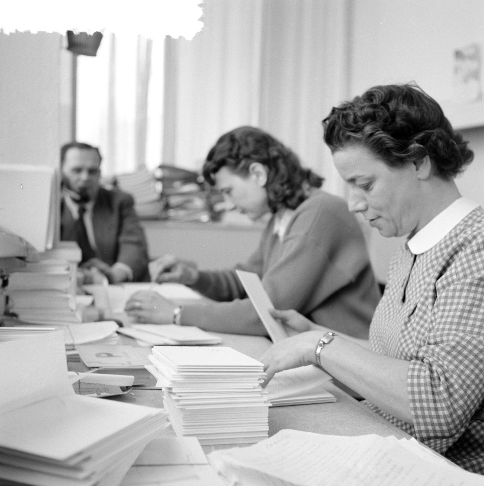Vrouwen verrichten kantoorwerkzaamheden, Bestanddeelnr 934-6155