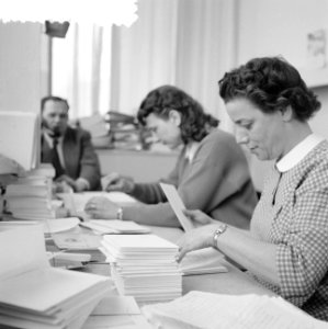 Vrouwen verrichten kantoorwerkzaamheden, Bestanddeelnr 934-6155