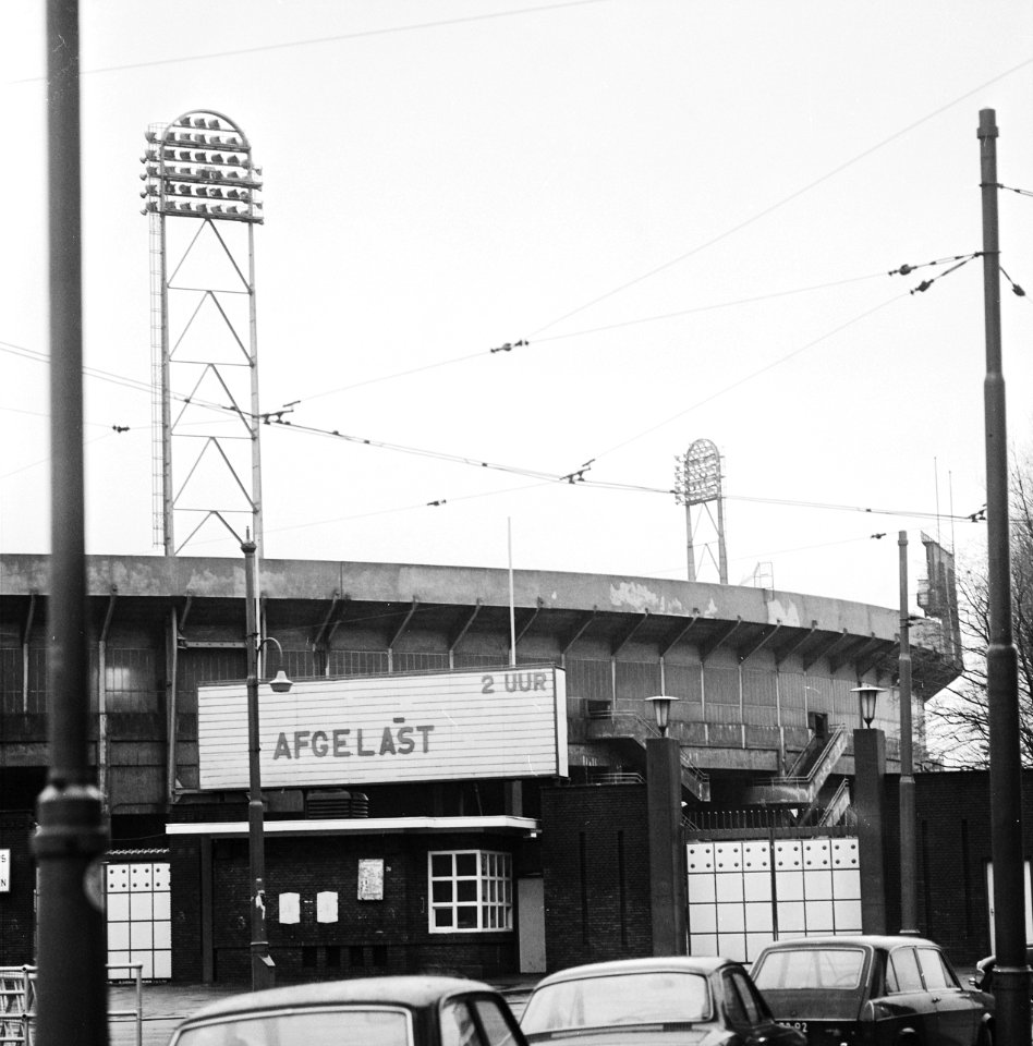 Voetbal afgelast, bord bij Olympisch Stadion, Bestanddeelnr 926-8903