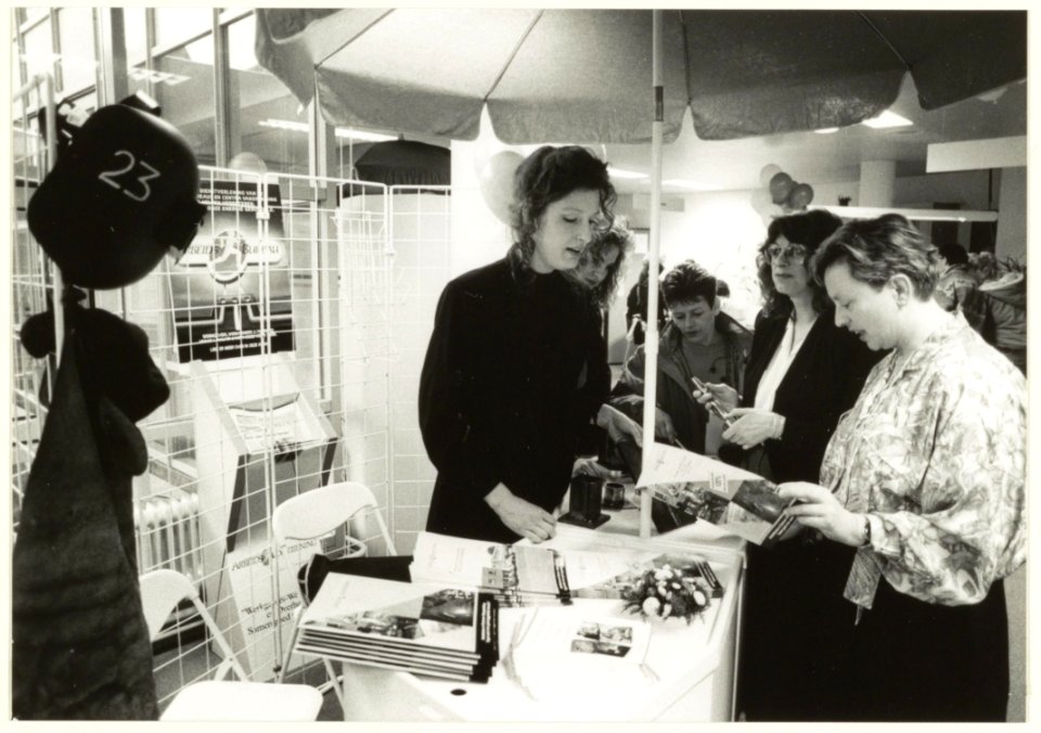 Vrouwendag op 8 maart 1991. Het arbeidsbureau (later UWV) aan de Jansweg, staat die dag geheel in het teken van banen voor vrouwen. NL-HlmNHA 54031781