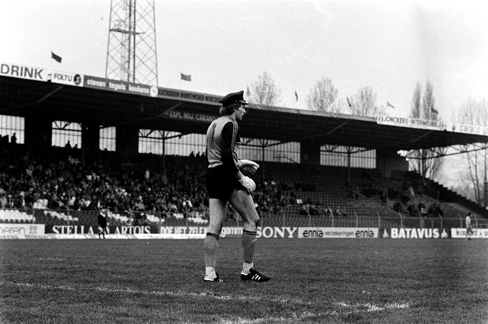 Voetbal Ajax tegen FC Den Haag 2-0, Haagse doelman Havenaar past een door het publiek op het veld gegooide pet, Bestanddeelnr 931-4164