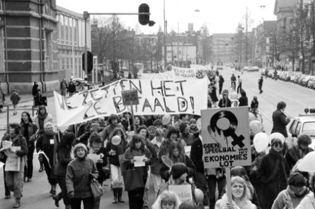Vrouwendemonstratie in Amsterdam onder motto Vrouwen eis betaald werk, Bestanddeelnr 930-7110
