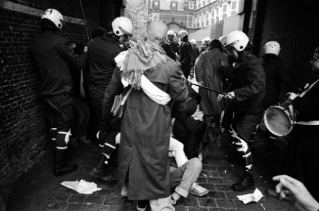 Vrouwendemonstratie tegen abortuswet op Binnenhof, ME breekt de blokkade bij een van de toegangspoorten bij het Binnenhof, Bestanddeelnr 931-4553