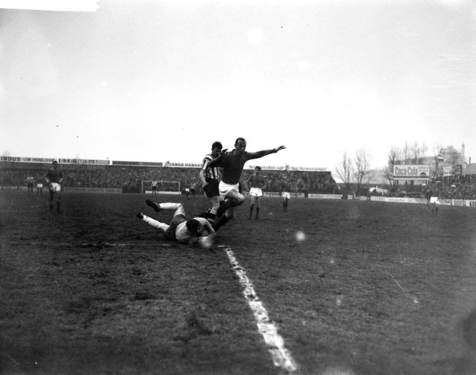 Voetbal . Ajax tegen Willem II 3-2. Willem II keeper Chris Feijt in actie, Bestanddeelnr 913-6255