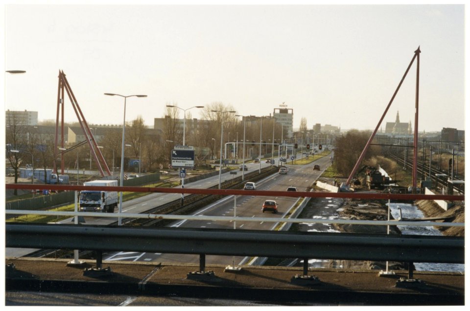 Voetgangersbrug over de Amsterdamse Vaart. Deze geeft toegang tot het bijna gereedgekomen station Haarlem-Spaarnwoude. NL-HlmNHA 54036994