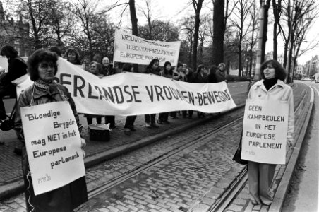 Vrouwenbeweging demonstreert voor de ambassade van de Bondsrepubliek Duitsland i, Bestanddeelnr 930-2530