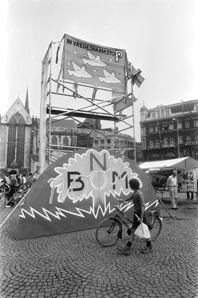 Vrouwen voor Vrede herdenken atoomaanvallen op Nagasaki en Hiroshima op de Dam, Bestanddeelnr 932-2679