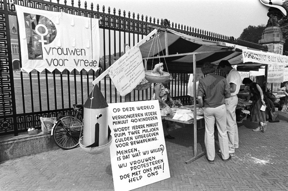 Vrouwen voor Vrede herdenken Hiroshima voor Vredespaleis in Den Haag, Bestanddeelnr 931-6159