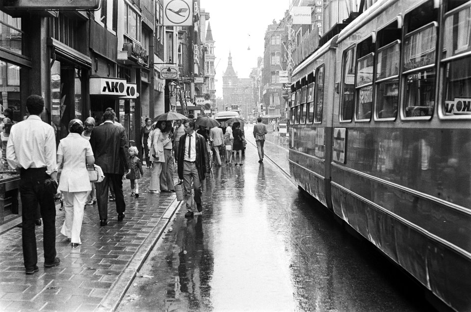 Voetgangers in Leidsestraat te Amsterdam na afsluiting voor verkeer, Bestanddeelnr 924-7680