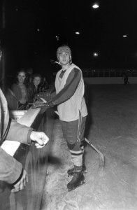 Voetballers van Ajax en Blauw-Wit houden ijshockeywedstrijd Amsterdam, Bestanddeelnr 924-2304