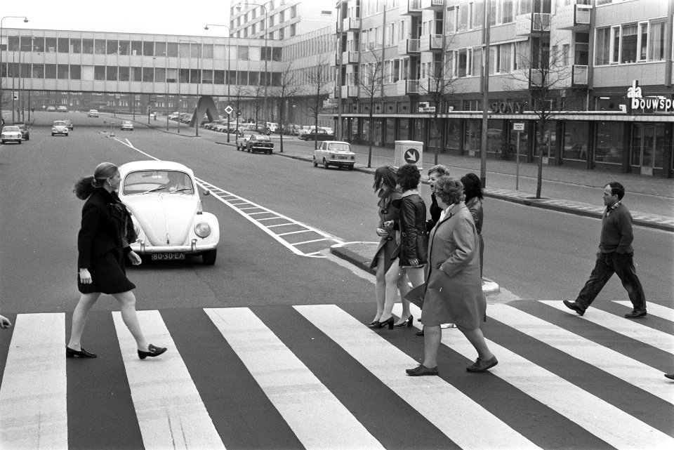 Voetgangers steken het zebrapad over, Bestanddeelnr 923-4428