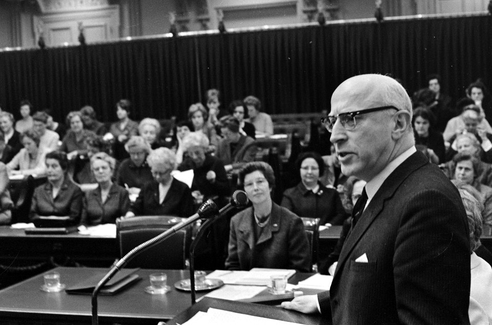 Vrouwencongres in Tweede Kamer , Oud Minister Samkalden tijdens rede, Bestanddeelnr 920-1337