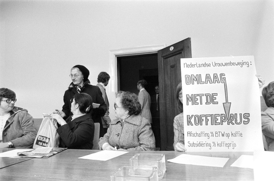 Vrouwenbeweging, demonstraties, koffie, prijzen, ministeries, Bestanddeelnr 929-1429