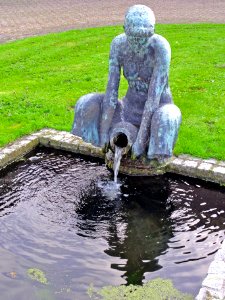 Vrouwenfiguur met waterkruik Duneagebouw Bergambacht