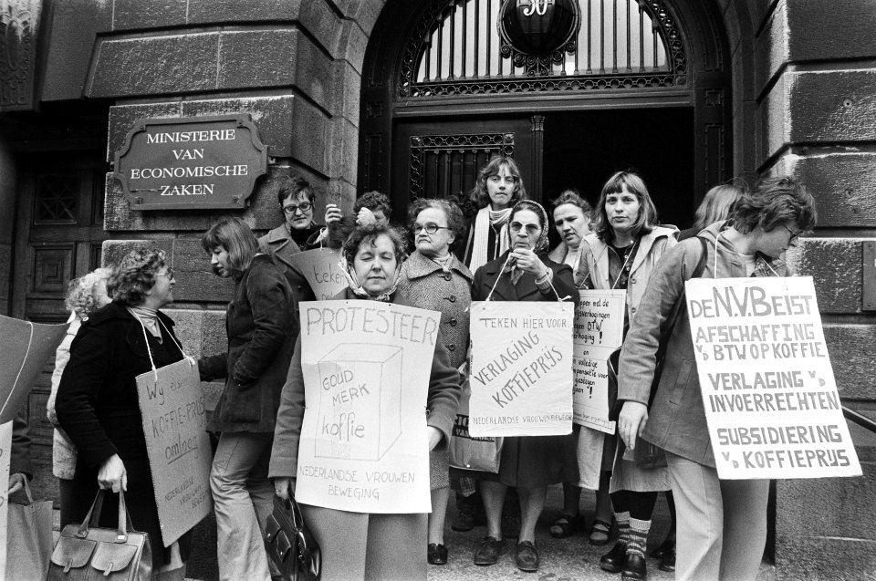 Vrouwenbeweging, demonstraties, koffie, prijzen, ministeries, Bestanddeelnr 929-1428